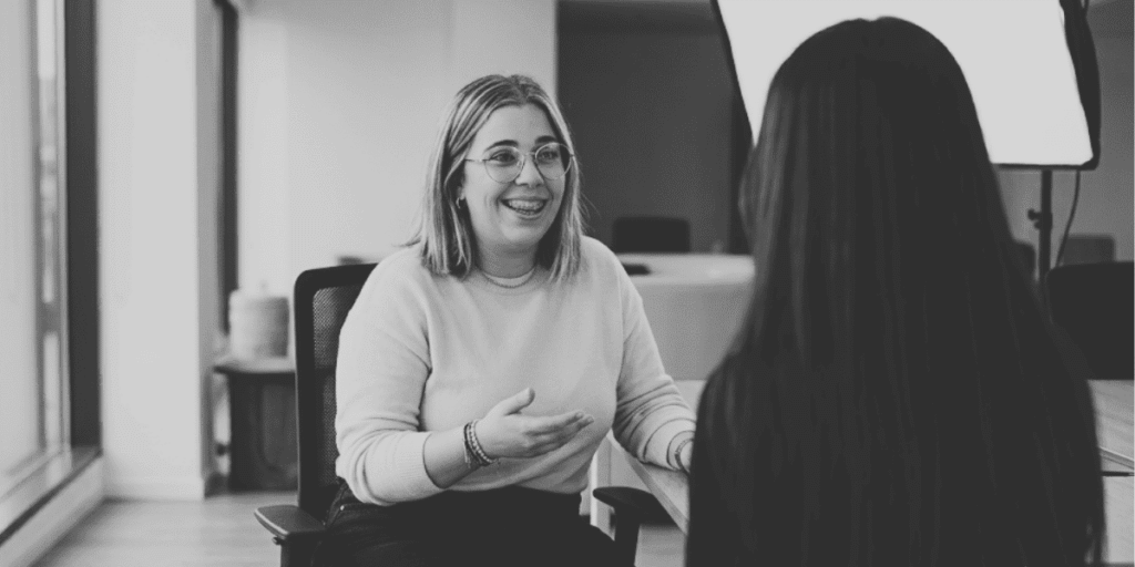 Rocío Rufino en sesión de consultoría de estrategia de marketing digital con una clienta